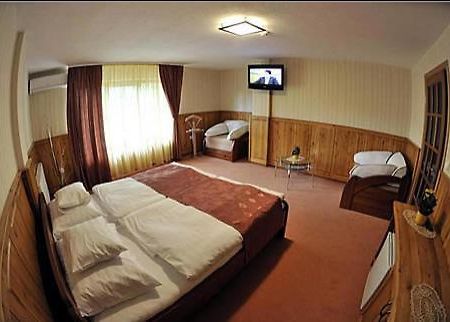 Trojka Hotel Es Panzio Szolnok Room photo